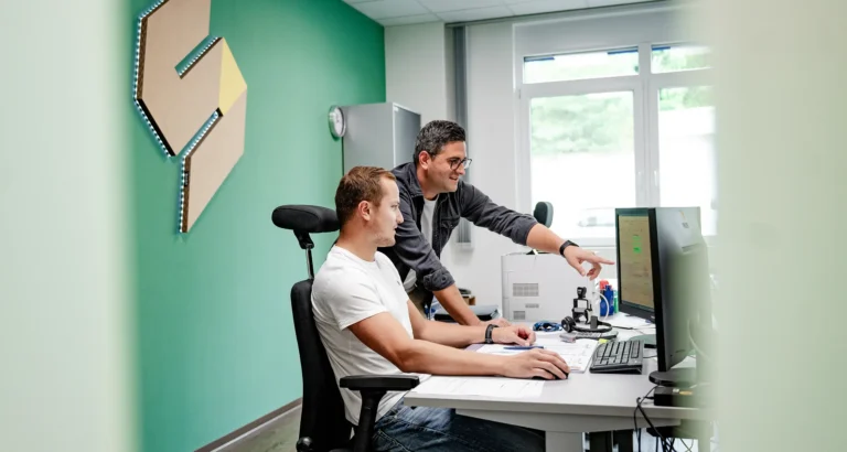 IT-Arbeitsplatz bei Liebensteiner mit moderner Büroausstattung und digitaler Prozesssteuerung