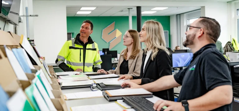 Teammeeting bei Liebensteiner mit Mitarbeitern aus Logistik, Verwaltung und Kundenservice